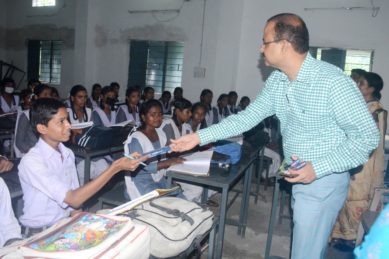 नहीं-नहीं, यह ऐसा है, फिर कलेक्टर ने छात्र को सुनाया संस्कृत का यह श्लोक