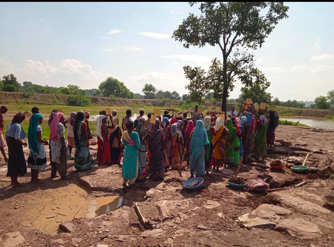 रोजगार दिवस में ग्रामीणों को सात पंजी, जॉबकार्ड की दी गई जानकारी