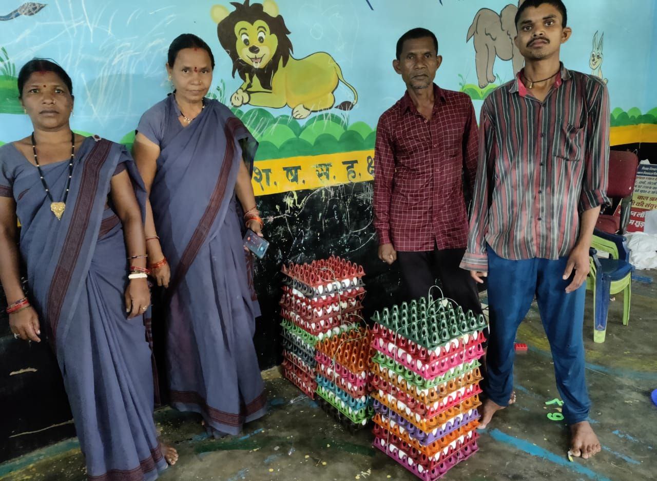 गौठानों में महिला स्व सहायता समूह अंडा उत्पादन कर आंगनबाड़ियों  में कर रही वितरण