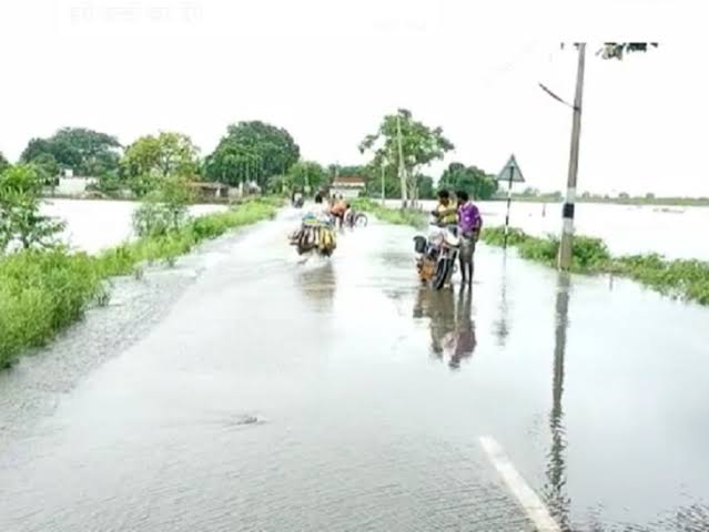 हसदेव बांगो परियोजना की मुख्य नहर फूटी:100 एकड़ फसल बर्बाद, घरों में घुसा पानी;किसानों की शिकायत के बावजूद नहीं हुई सुनवाई