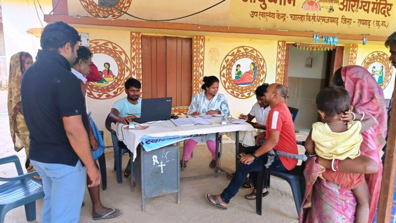 आयुष्मान कार्ड बनाने गांव -गांव पहुंच रहा प्रशासनिक अमला