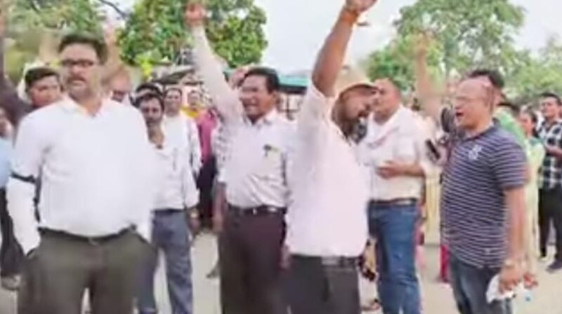 पटवारी उमेश पटेल के निलंबन आदेश से पटवारी संघ आक्रोशित..