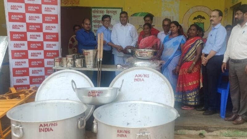 आंगनबाड़ी केंद्र के लिए एएमएनएस कंपनी द्वारा प्रदान की गई बर्तन