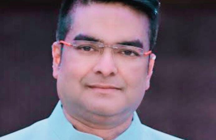 वैशाली नगर की सड़कों पर नहीं दिखने चाहिए गड्ढे – विधायक रिकेश ने दिए निर्देश
