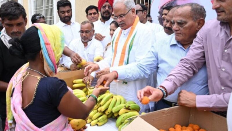 राहुल गाँधी के जन्मदिन पर भूपेश बघेल ने रायपुर कांग्रेस भवन में बांटे फल