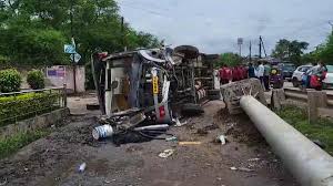 यात्रियों से भरी बस पलटी, एक मासूम की मौत, 30 से अधिक घायल