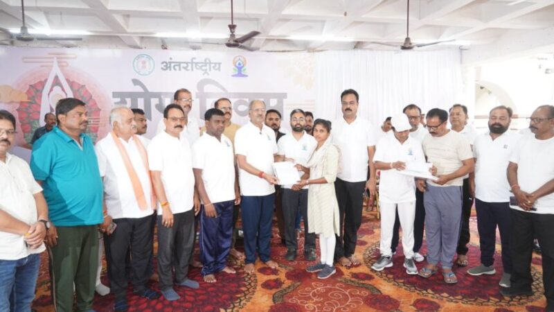 सांसद बृजमोहन अग्रवाल ने नरहरदेव हायर सेकेंडरी स्कूल कांकेर में किया योगाभ्यास