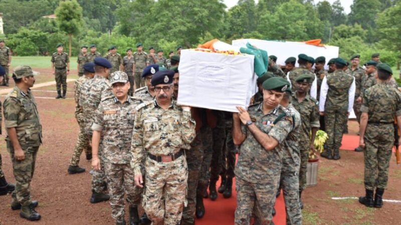 शहीद जवानों को डीजीपी सहित आला अधिकारियों ने दी नम आँखों से अंतिम विदाई