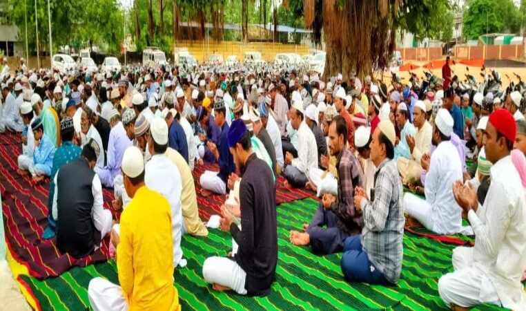 बकरीद पर मुस्लिम भाइयों ने मांगी देश में अमन चैन की दुआ, एक दूसरे से गले मिलकर दी बधाई