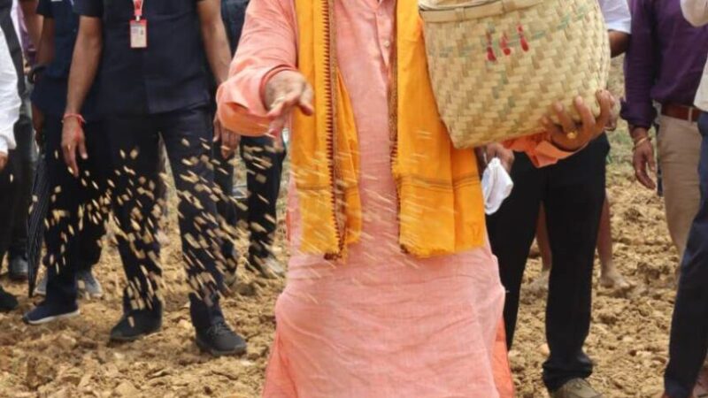 किसान बने सीएम साय, अपने खेतों में बीज का छिड़काव कर खेती-किसानी का किया शुभारंभ