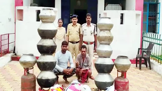 320 लीटर अवैध कच्ची महुआ शराब के साथ दो आरोपी गिरफ्तार