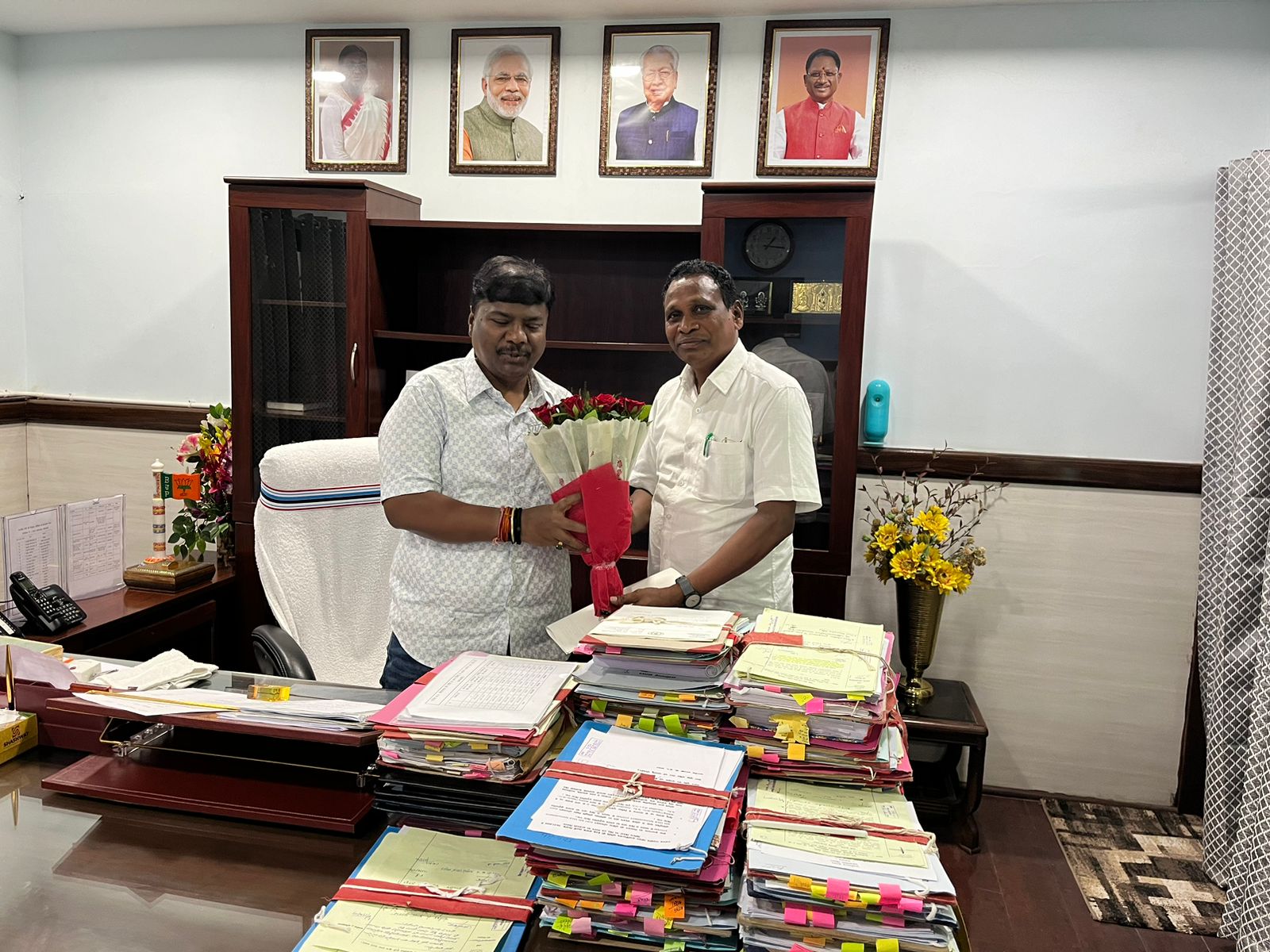 बिंद्रानवागढ़ विधाससभा क्षेत्र के बुनियादी मांगों को लेकर जल संसाधन एवं वन मंत्री केदार कश्यप से विधायक जनक ध्रुव ने की मुलाकात