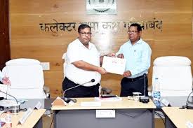 उत्कृष्ट मतदान के लिए मैनपुर एसडीएम डॉक्टर तुलसीदास मरकाम कलेक्टर के हाथों हुए सम्मानित