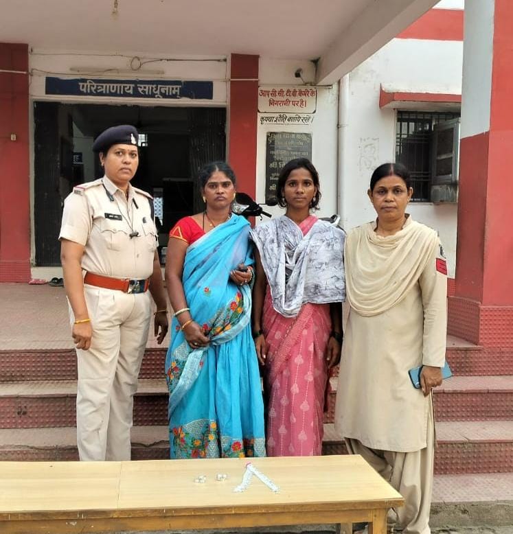 ज्वैलरी दुकान में ग्राहक बनकर चोरी करने वाली दो महिलाओं को पुलिस ने किया गिरफ्तार