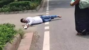 सड़क के लिए केंद्रीय मंत्री गडकरी के आवास तक लोटते हुए पहुंचा सरपंच
