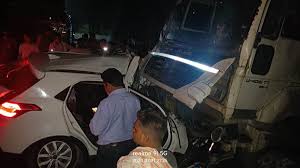 रायगढ़ घरघोड़ा मार्ग में कार और ट्रक में भिंड़त, एक की मौत अन्य घायल