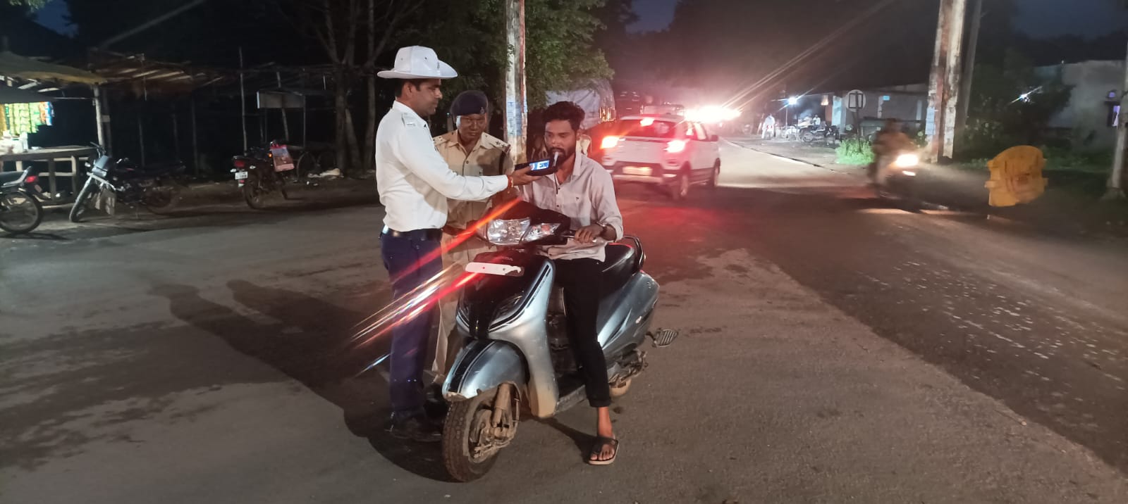 शराब पीकर वाहन चलाने वाले एवम यातायात नियमों का उलंघन करने वाले के विरुद्ध मोटर वाहन अधिनियम के विभिन्न धाराओं के तहत की जा रही है लगातार कार्यवाही