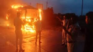 कंपनी के कर्मचारियों को लेकर आ रही बस में अचानक लगी भीषण आग, मचा हड़कंप