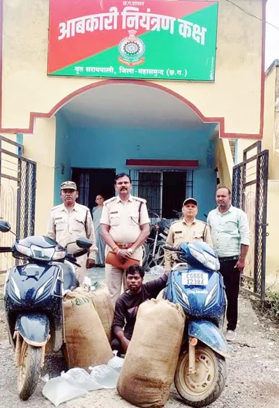 आबकारी टीम ने सरायपाली इलाके में 235 लीटर कच्ची शराब और दो स्कूटी जब्त की