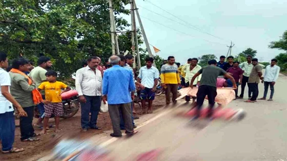 ट्रक ने बाइक को मारी ठोकर, मां-बेटी की मौत, पिता घायल, दो माह पहले ही बेटी की हुई थी शादी