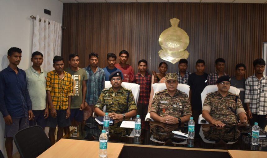 एक लाख के इनामी नक्सली समेत 14 माओवादियों नें किया आत्मसमर्पण