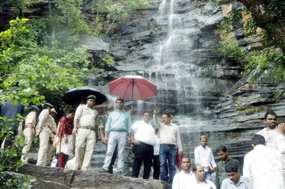 कलेक्टर-एसपी ने चिंगरापगार जलप्रपात स्थल का किया औचक निरीक्षण