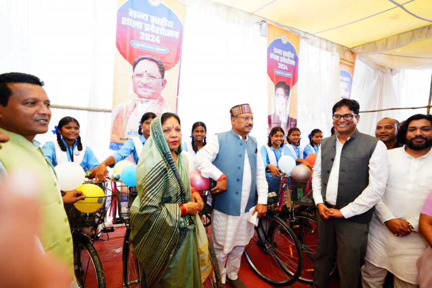जब मुख्यमंत्री से मिली साइकिल तो छात्राओं के खिल उठे चेहरे, सामूहिक रूप से घंटी बजाकर जताया उत्साह