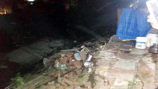 भारी बारिश से ढहा मकान, महिला की मौत, बेटी घायल