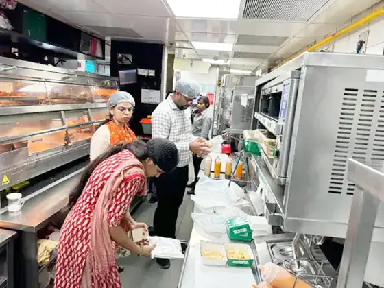 रायपुर में खाद्य-औषधि विभाग की छापेमारी, KFC से 100 लीटर रियूज्ड ऑयल जब्त