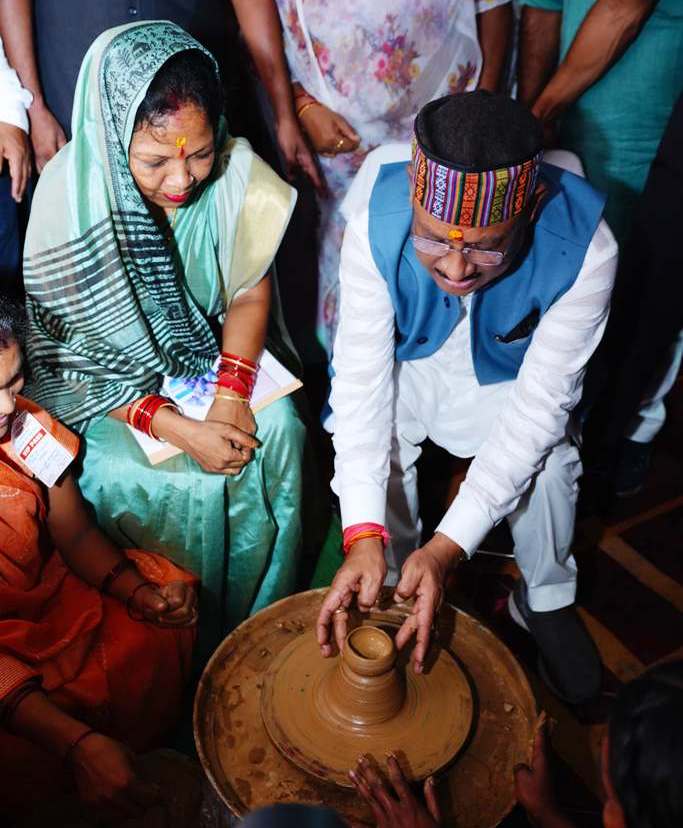 सीएम साय ने कुम्हार की तरह मिट्टी से बनाया दीया, कहा- ऐसे ही गढ़ेंगे विकसित छत्तीसगढ़ का रूप….