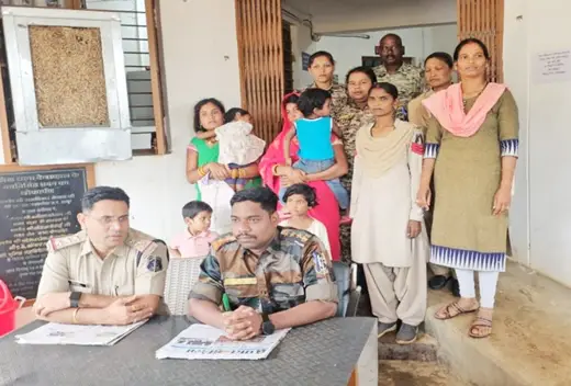दो महिलाओं पर चढ़ा इश्क का बुखार, पति को छोड़ बच्चों संग पहुंच गई थी प्रेमी के पास, अब वापस लेकर आई पुलिस