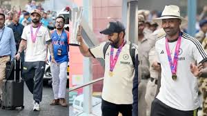 दिल्ली पहुंची वर्ल्ड चैंपियन टीम इंडिया : भांगड़ा करते नजर आए रोहित, केक भी काटा