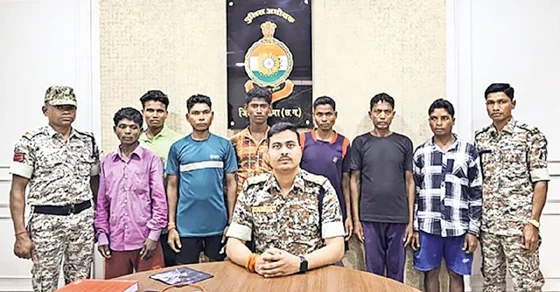 सुकमा में सर्चिंग के दौरान सात नक्सली गिरफ्तार, दंतेवाड़ा में तीन नक्सलियों ने किया सरेंडर