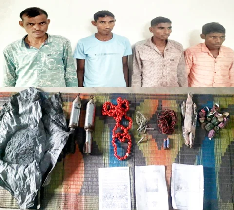 पुलिस वाहन को उड़ाने वाले 4 नक्सली गिरफ्तार, विस्फोटक पदार्थ बरामद