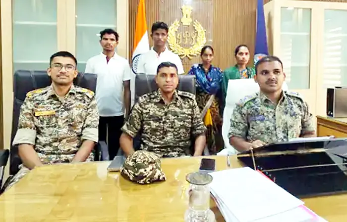 4 हार्डकोर नक्सलियों ने किया सरेंडर