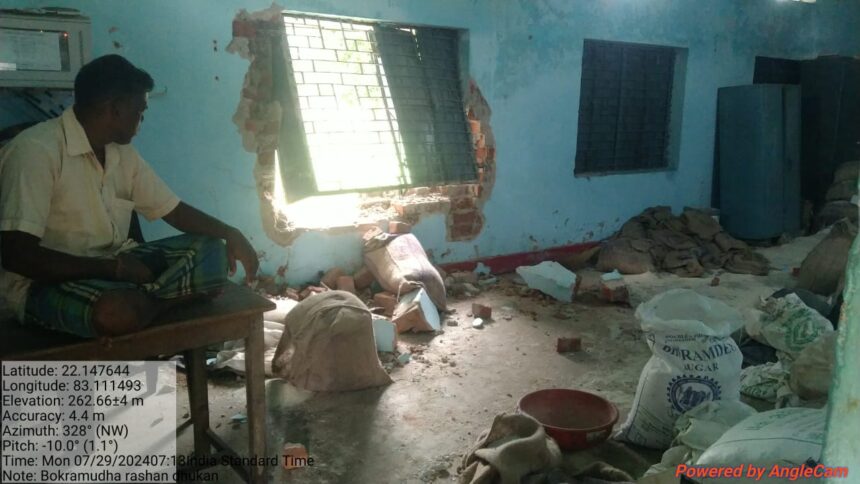 राशन दुकान में घुसा हाथी, खिड़की तोड़कर खाया 6 बोरी चावल