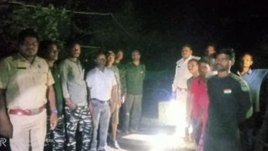 कुएं में गिरे 2 भालू के शावको का रेस्क्यू जारी
