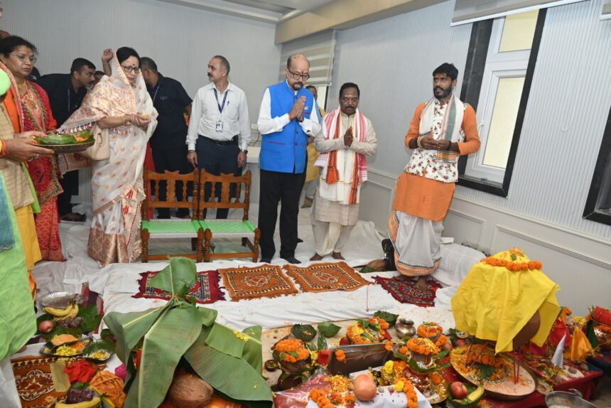 राज्यपाल डेका कृषि मंत्री नेताम के गृह प्रवेश कार्यक्रम में हुए शामिल
