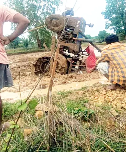 खेत में ट्रेक्टर पलटने से चालक की मौत