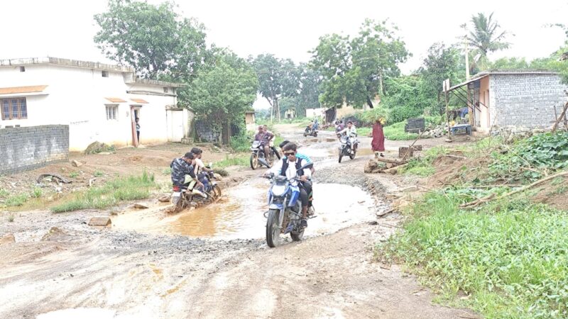 शासन प्रशासन की खामियाजा से निर्माणाधीन सड़क बनी मुसीबत, भुगत रहे राहगीर