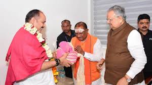 सीएम साय और विधानसभा अध्यक्ष रमन सिंह ने की कथावाचक प्रदीप मिश्रा से सौजन्य मुलाकात