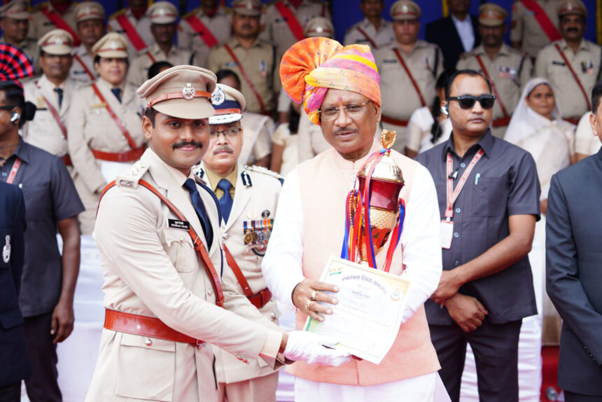 मुख्यमंत्री विष्णु देव साय ने आकर्षक मार्च पास्ट के लिए केन्द्रीय औद्योगिक सुरक्षा बल को प्रदान किया प्रथम पुरस्कार