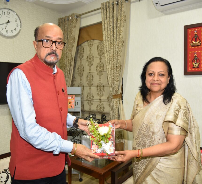 राज्यपाल रमेन डेका से हेमचंद यादव विश्वविद्यालय के कुलपति ने की सौजन्य मुलाकात