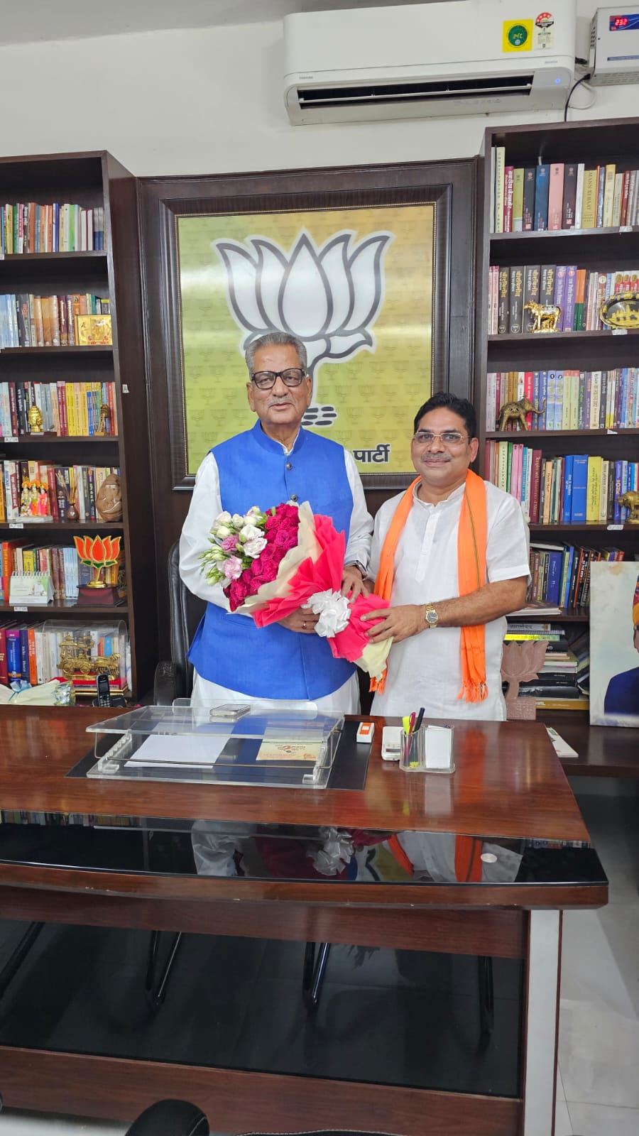 तिलक साहू ने नवनियुक्त राज्यपाल ओम प्रकाश माथुर को उनके निवास में जाकर दी बधाई
