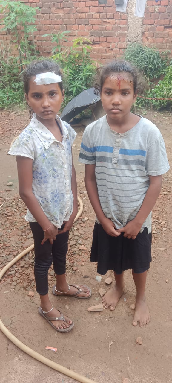 बेलादुला में प्राथमिक शाला स्कूल के छत का प्लास्टर बच्चों पर गिरा, दो छात्रा का सिर फटा
