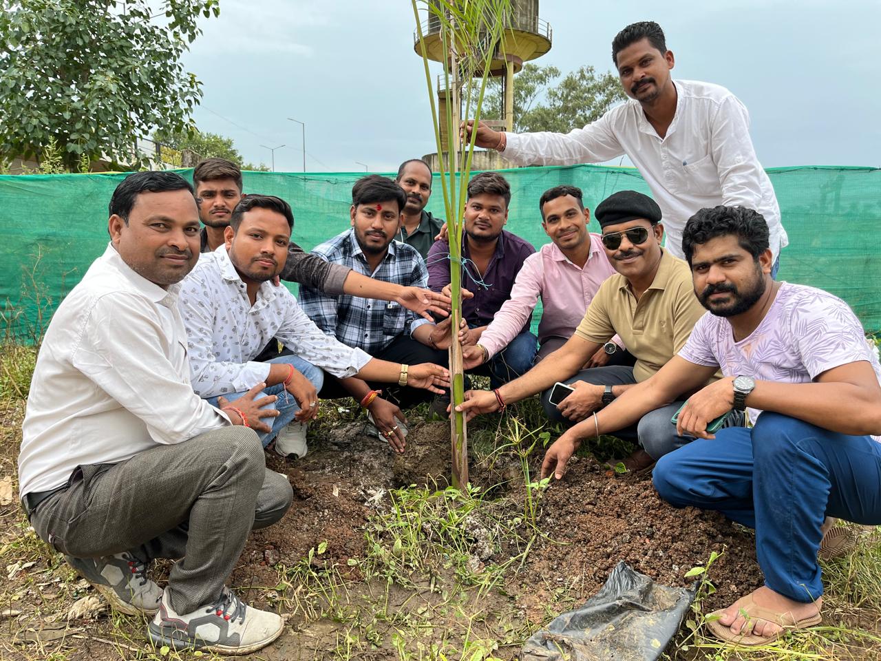 जिला साहू समाज बिलासपुर उपाध्यक्ष ललित साहू  का जन्मदिन चकरभाठा साहू समाज भवन निर्माणाधीन भवन में पाम ट्री वृक्ष लगाकर मनाया गया