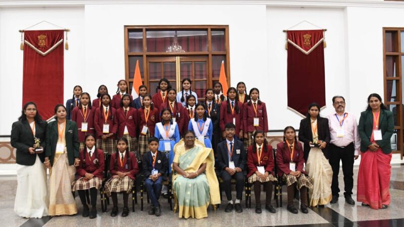 राष्ट्रपति से मिली पीएमश्री सेजेस स्कूल जैजैपुर की होनहार छात्रा प्रियल सिंह 