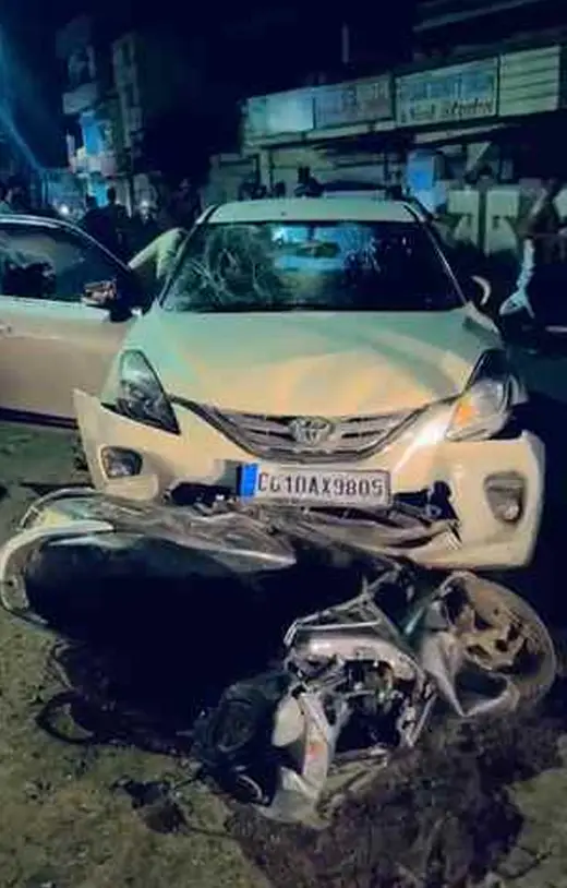 नशे में धुत कार चालक ने स्कूटी सवारों को मारी टक्कर, गुस्साए लोगों ने की जमकर धुनाई