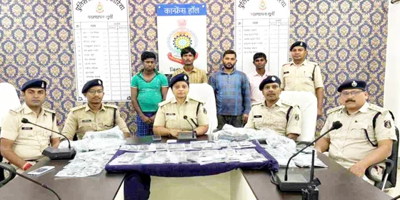 206 नग मोबाइल के साथ चार संदिग्ध गिरफ्तार