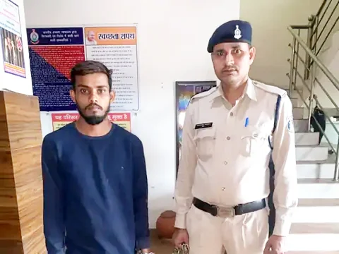 नाबालिग गर्लफ्रेंड को बॉयफ्रेंड ने मारा चाकू, आरोपी गिरफ्तार